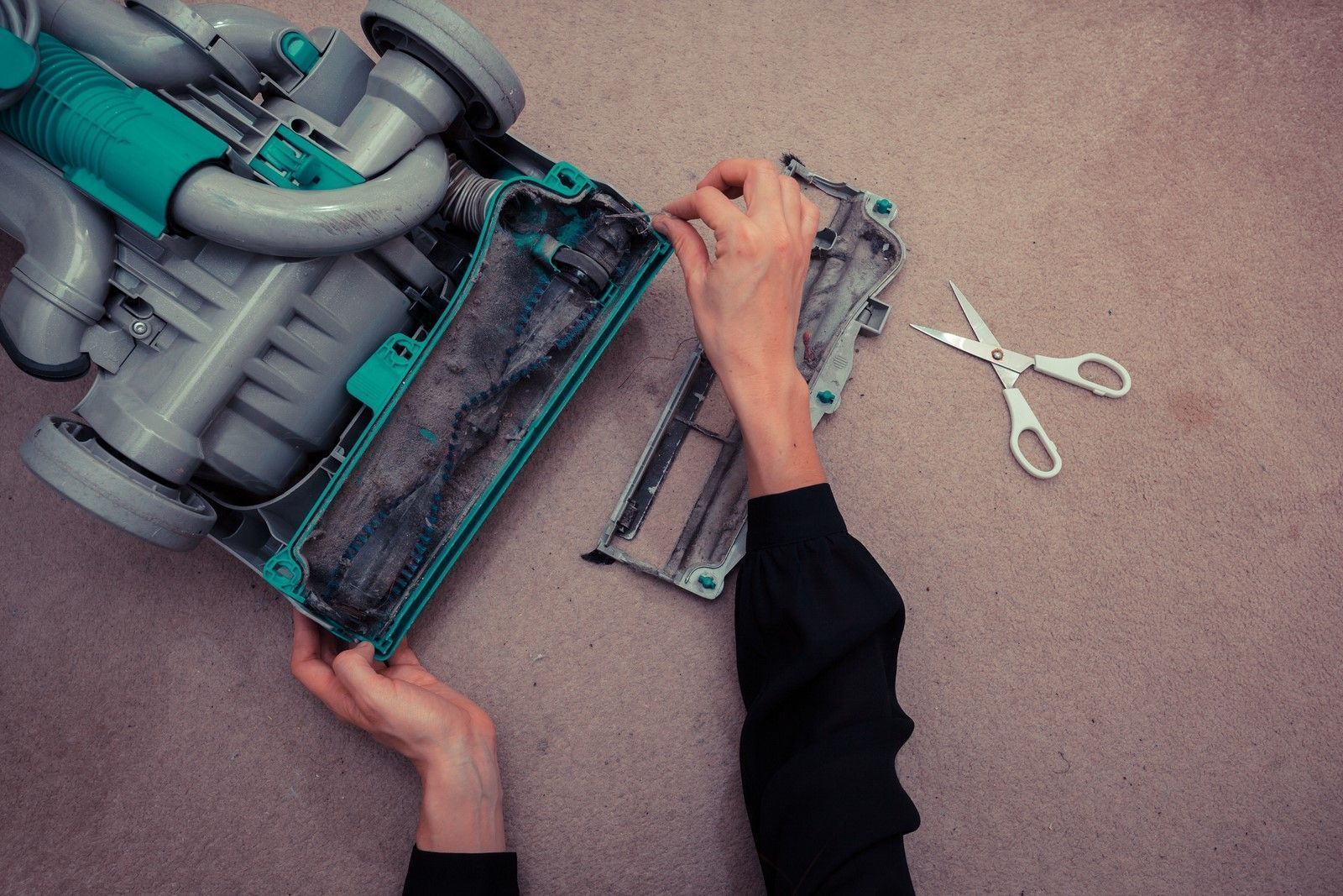 remove hair and dirt from vacuum roller how to fix a vacuum brush roller