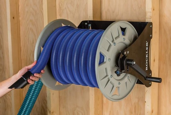 Retractable vacuum hose