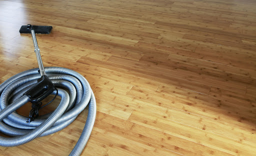 Retractable vacuum hose